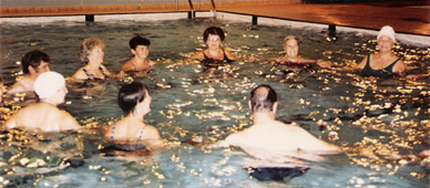 People in the swimming pool, talking in a circle